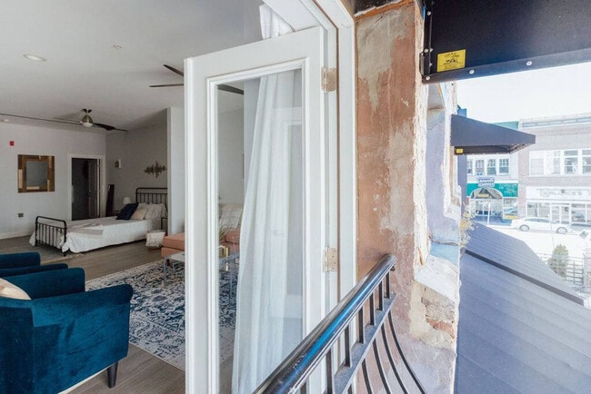 Building Photo - 202 E Main St