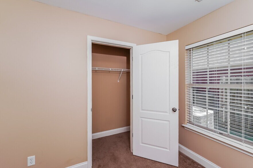 Building Photo - 4056 Cambridge Dr