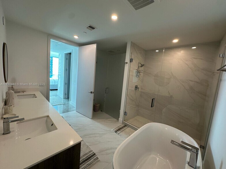 Building Photo - 17550 Collins Ave