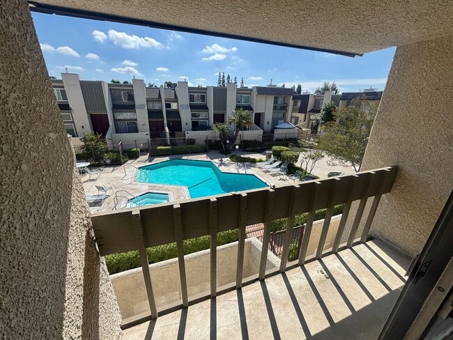 Building Photo - Beautiful 3-Bedroom Townhome in Chatsworth!