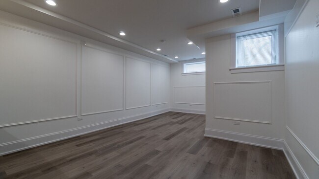 Building Photo - Contemporary 2-Bed, 2-Bath Garden Apartment in Uptown – Move-In Ready!