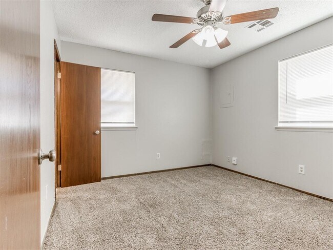 Building Photo - 822 Russell Cir
