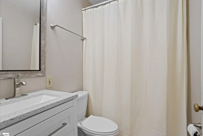 Building Photo - 3 Bedroom 2 Bathroom house