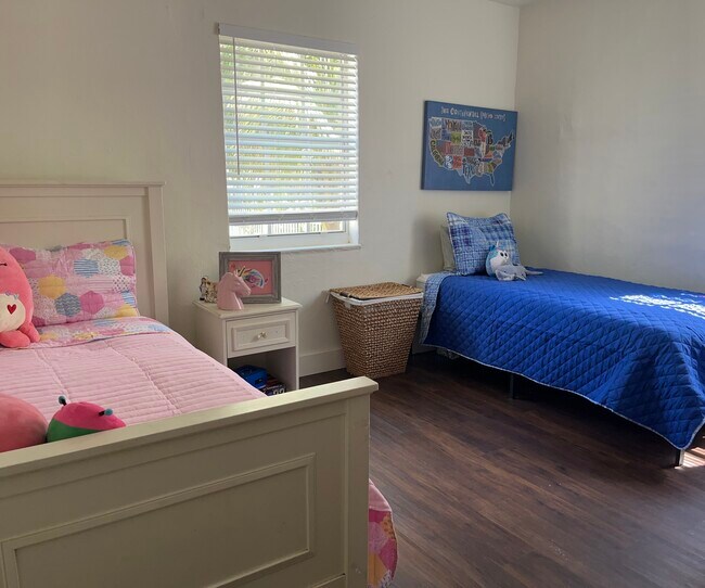 Building Photo - 2618 SW 12th St