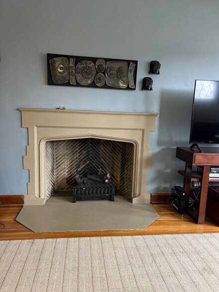 Building Photo - 513 S Drexel Ave