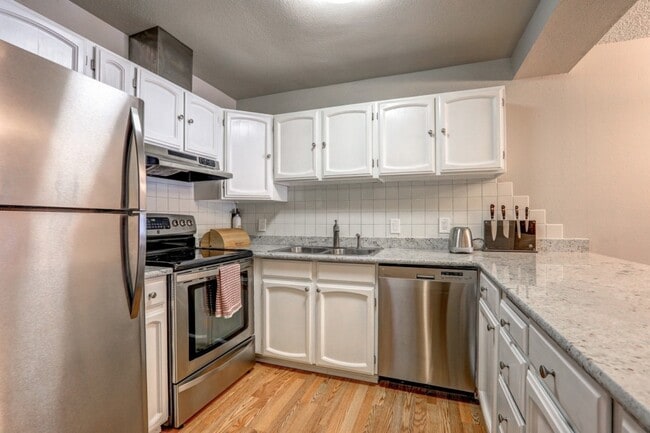 Building Photo - Downtown Redmond, 2 Bed Condo unit