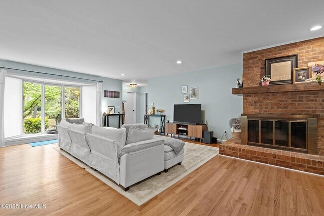 Building Photo - 185 Pine Ridge Dr