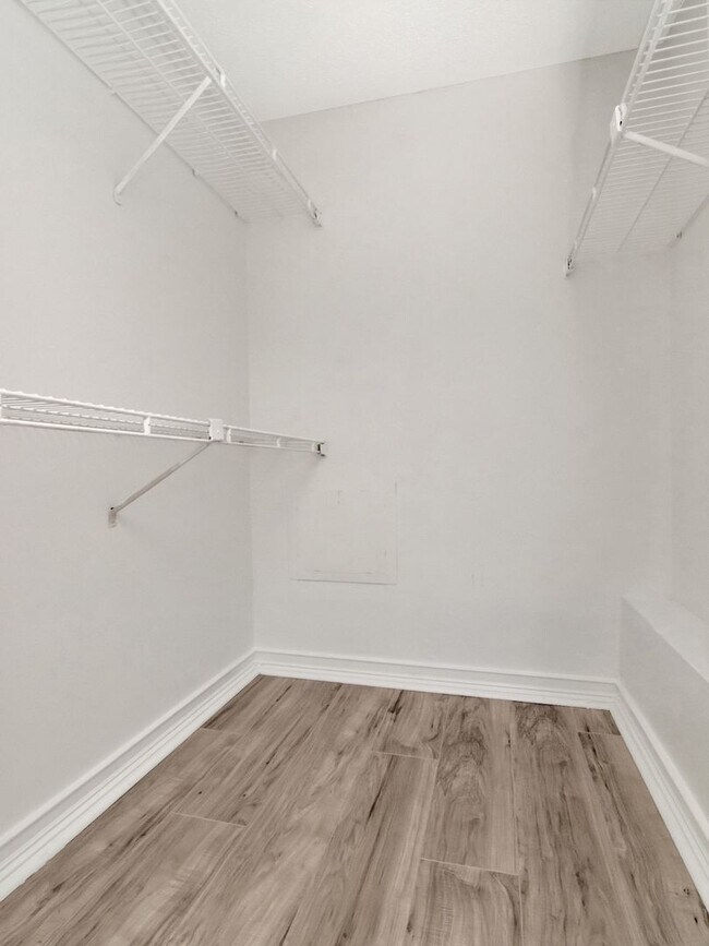 Building Photo - Ground Floor 1 BR + Den in Brandon with Resort Amenities