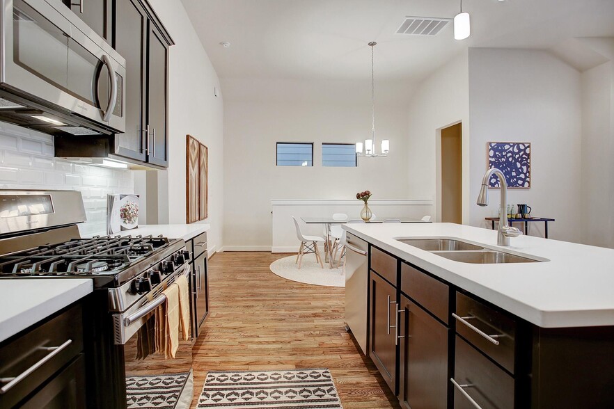 real wood floors - 2926 Alice St