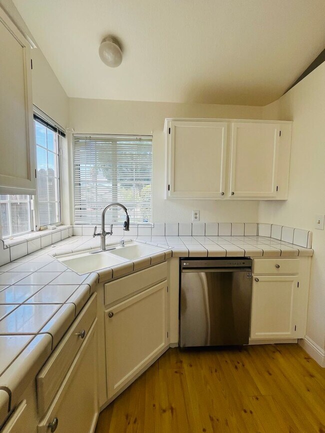 Building Photo - $2450 - 3 Bed/2 Bath Home in a Beautiful Neighborhood