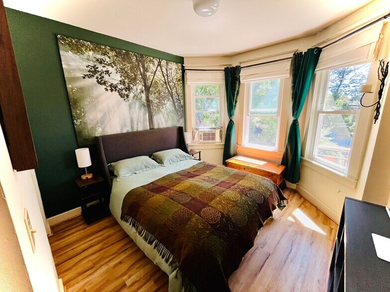 Master Bed 2 - 6917 N Philadelphia Ave