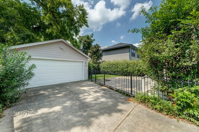 Building Photo - 1403 Bonnie Brae St