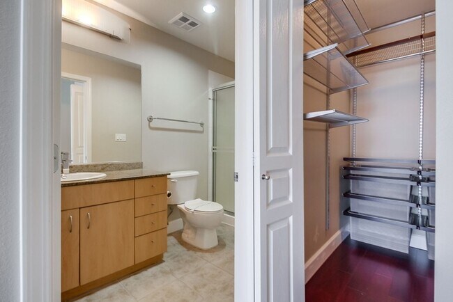 Building Photo - Modern 2 bed / 2 bath Condo in Little Ital...