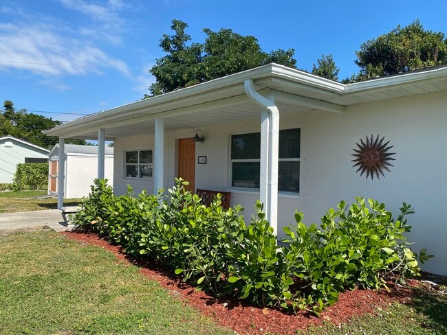 Building Photo - 1681 NW Palm Lake Dr