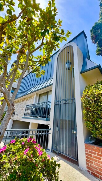 FRONT ENTRANCE - 11737 Kiowa Ave