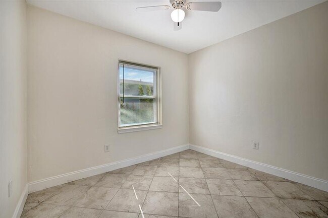 Building Photo - 933 SW 19th St