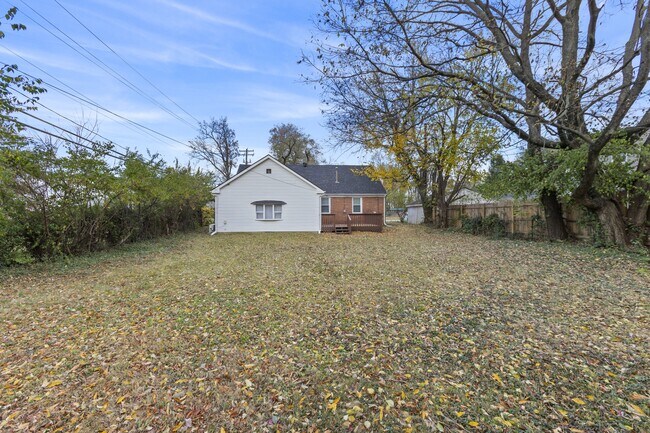 Building Photo - 702 Della Dr