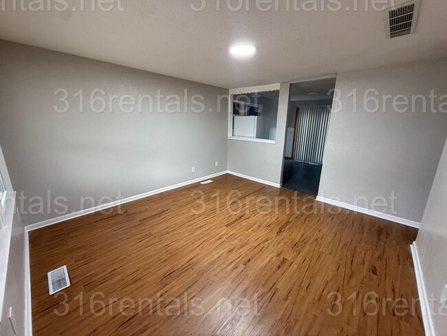 Building Photo - $1100 - 3 bedroom / 1 bathroom - Single Family Home