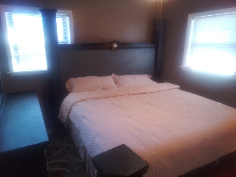 Building Photo - 10208 E 7th St