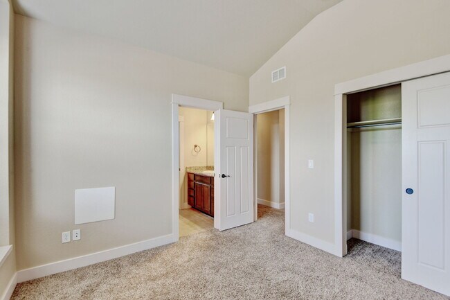 Building Photo - 2107 Sandbur Dr
