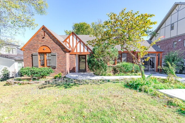 Building Photo - 502 32nd Ave S