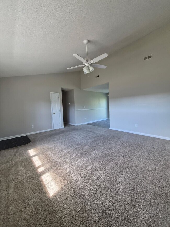 Building Photo - 3 bedroom 2 bath home in Foxtrace subdivision