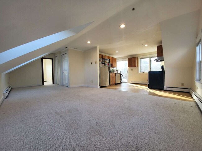 Building Photo - Bright 1BR Apartment with Bonus Space – Heat Included | Dover, NH
