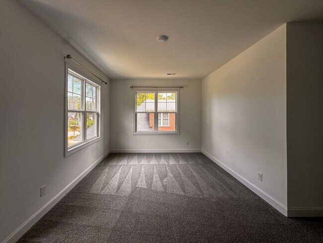Building Photo - Gorgeous 4 Bed 3.5 Bath Executive Home with Community Amenities