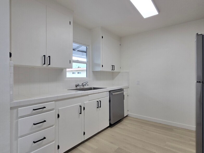 Building Photo - 675 Johanna Ave