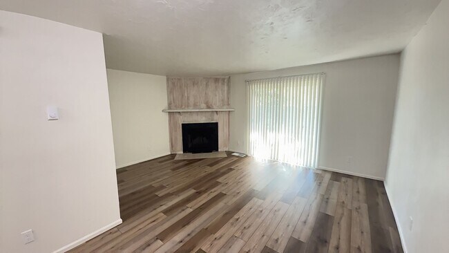 Building Photo - 2 Bed, 1.5 Bath Condo in The W. Eugene Nei...