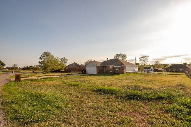 Building Photo - 3 Bed / 2 Bath in Collinsville!
