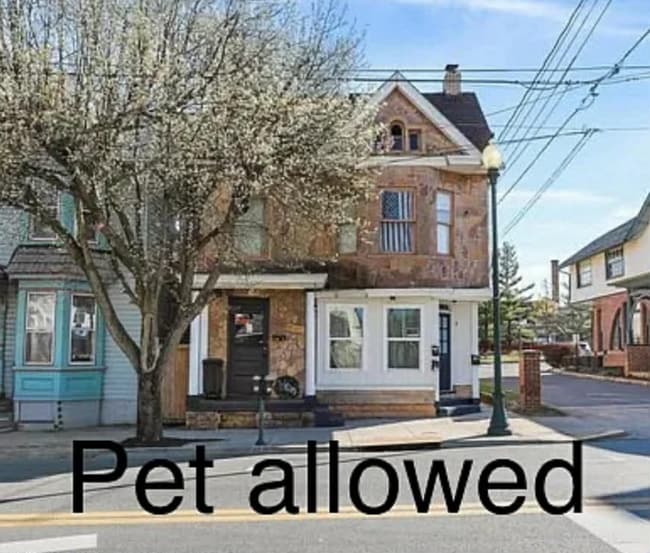 Building Photo - 531 W King St