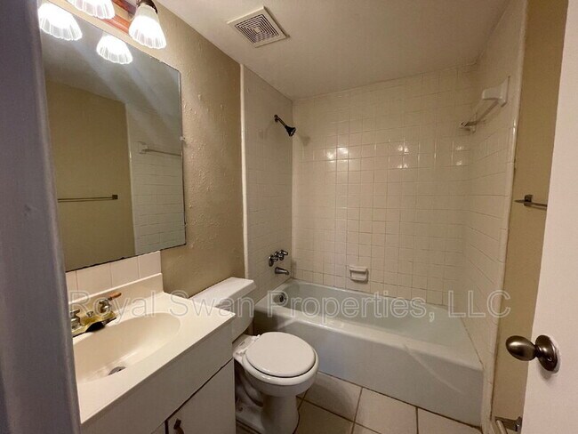 Building Photo - 1920 E Edgewood Dr