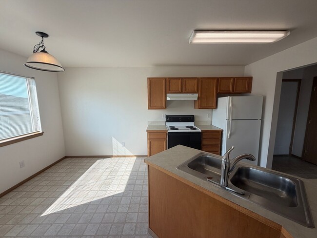 Building Photo - 595 Eastmont Ave