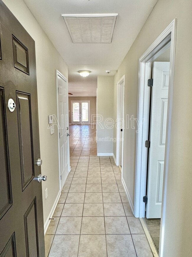 Building Photo - 436 Park Lake Dr