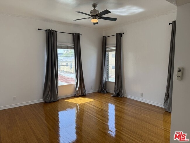 Building Photo - 157 N La Peer Dr