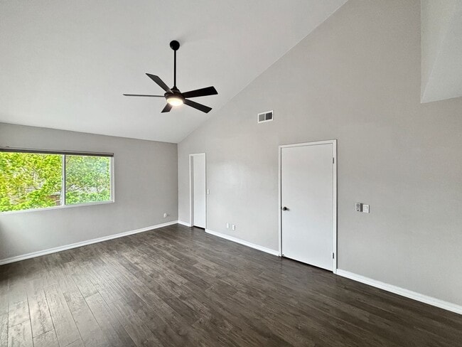 Building Photo - Spacious 3BD/2.5BA Townhouse in La Jolla W...