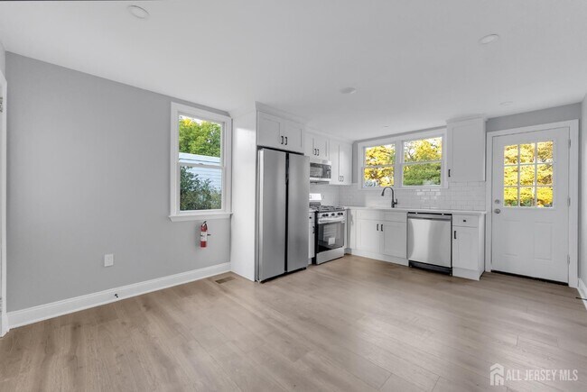 Building Photo - 15 N Main St