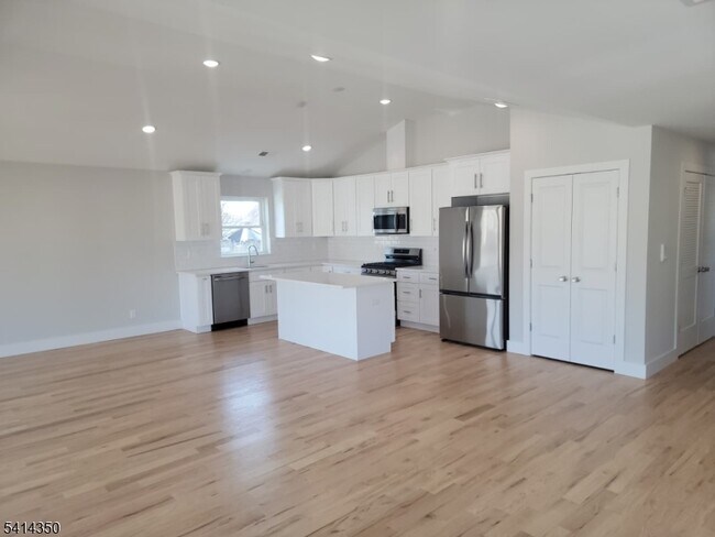 Building Photo - 118 Shephard Ave