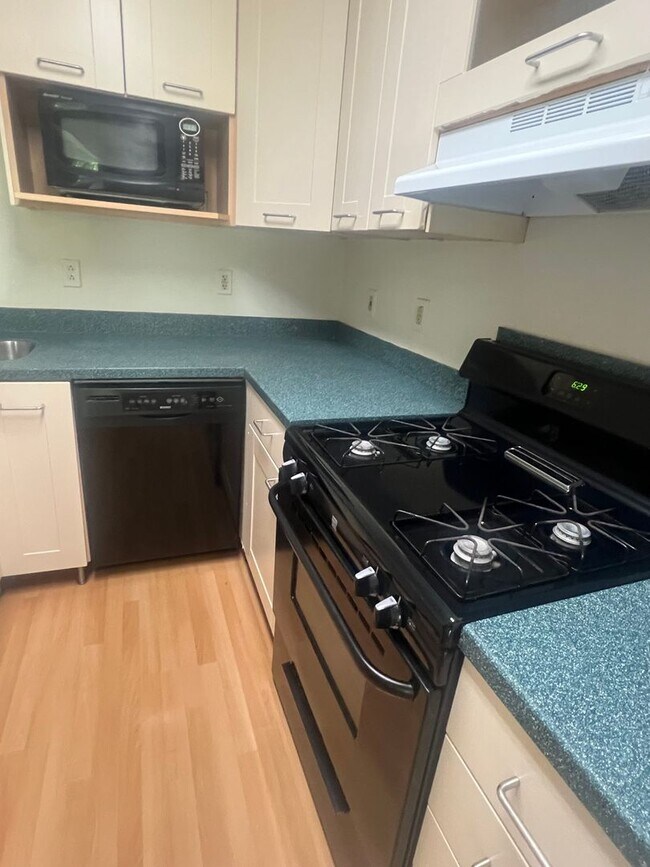 Building Photo - Epic REA: Cozy 2BR Near UC Davis w/ Garage...