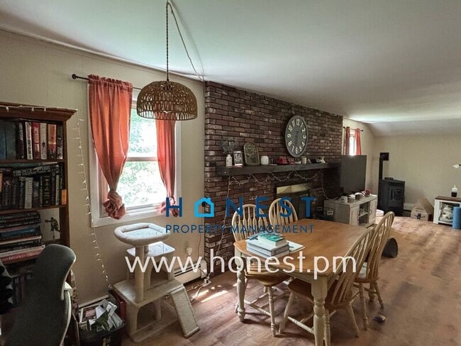 Building Photo - 206 Derosay St