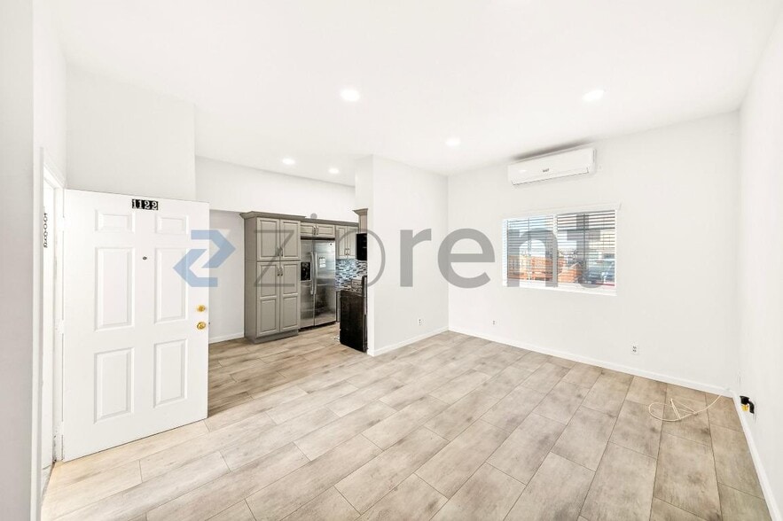 Building Photo - Unit
