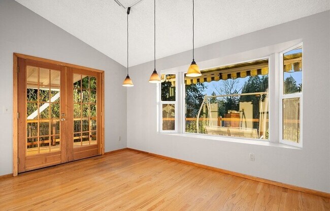 Building Photo - 4 Bed, 2.5 Bath Conveniently-located Single-family House Available for Rent!