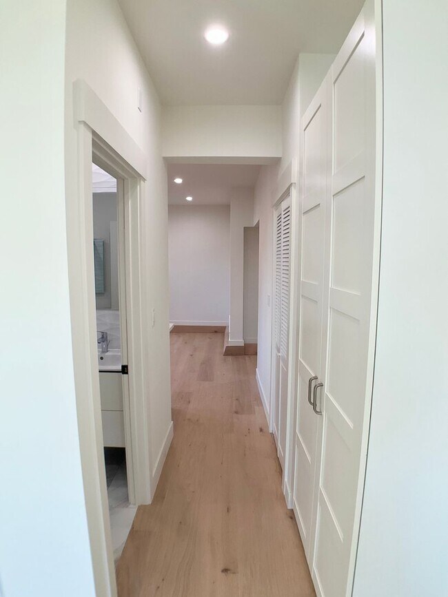 Building Photo - FULLY Remodeled. BRIGHT! In-Unit W/D, Stainless Appliance Package, MODERN!