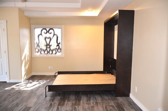 Building Photo - 308 E Olive St