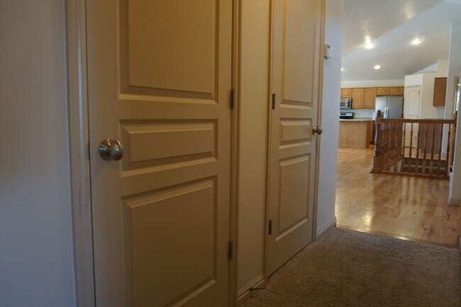 Building Photo - Beautiful Pleasant Grove 6 Bedroom With Mo...