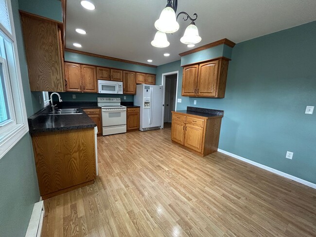 Building Photo - Spacious 5-Bedroom Family Haven with Moder...