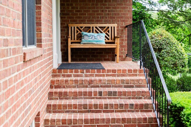 Building Photo - New Listing!