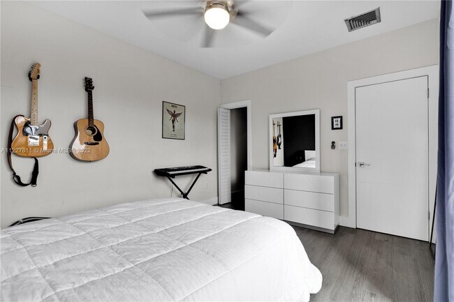 Building Photo - 9179 Fontainebleau Blvd
