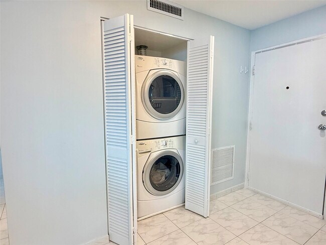 Building Photo - 800 SE 20th Ave